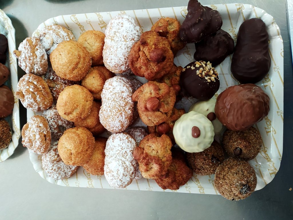 Vassoio di pasticceria di mandorle e nocciole Dolci Aveja