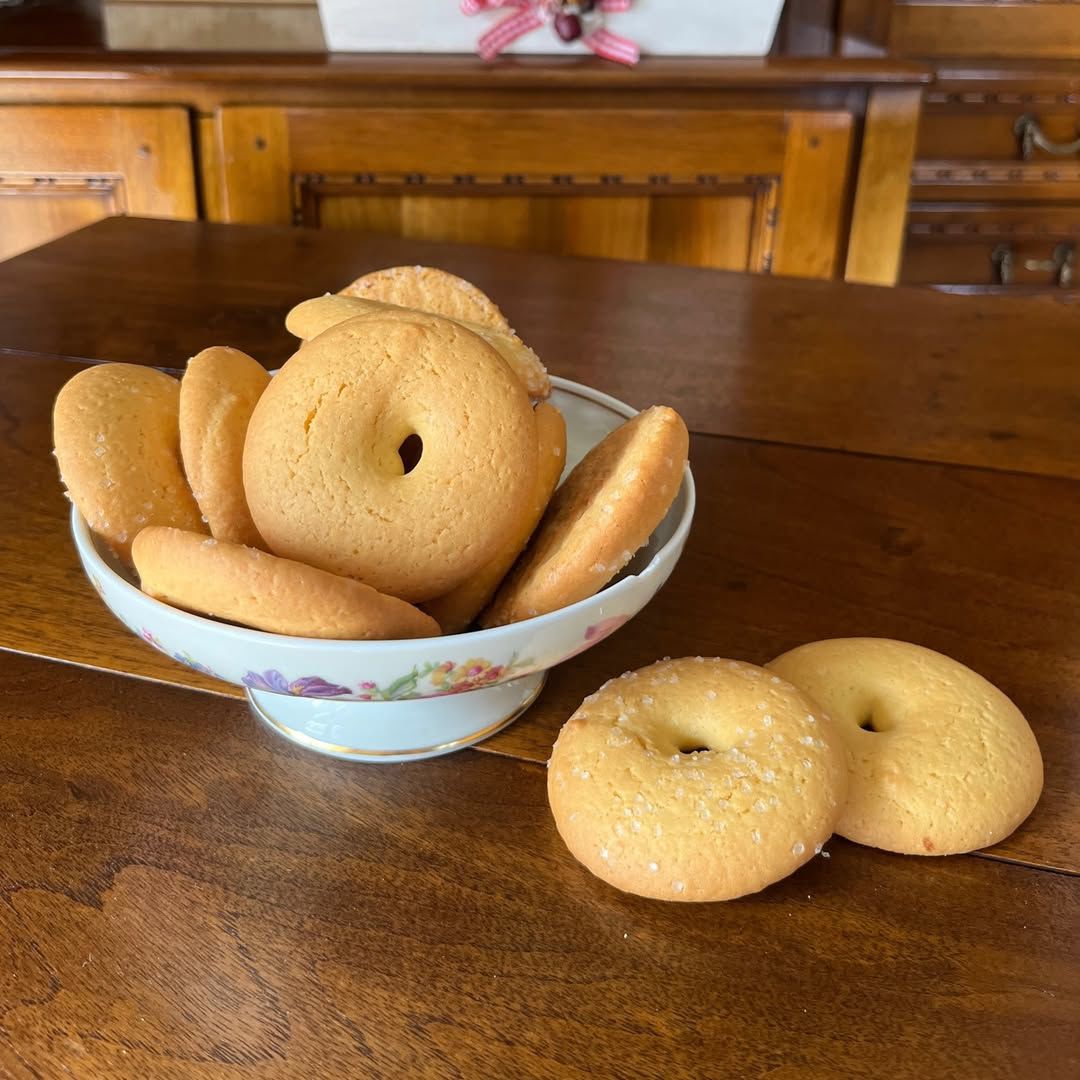 Ciambelline in alzata floreale