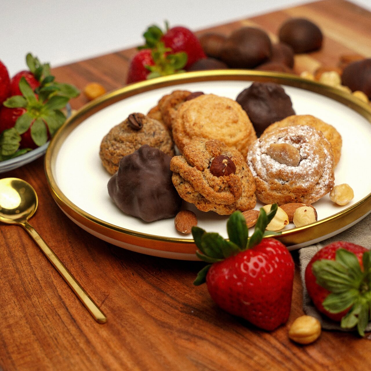 Amaretti misti su piatto
