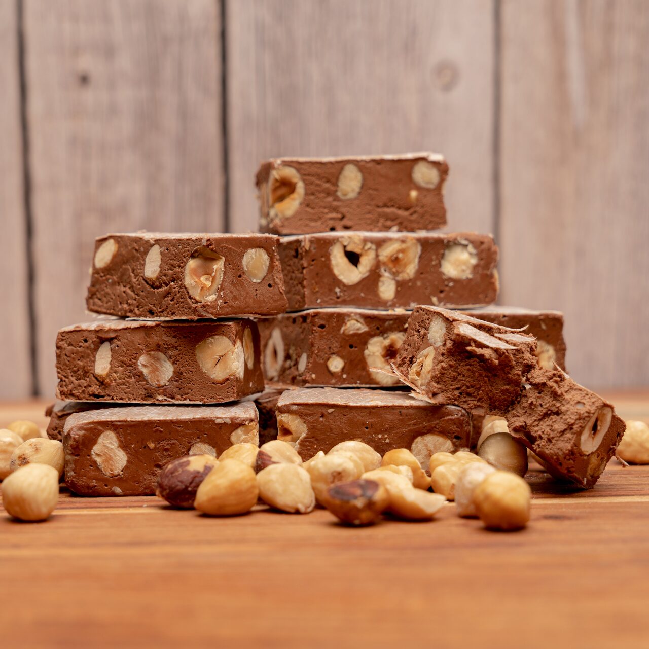 Torrone tenero impilato con nocciole