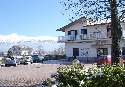 Il laboratorio Aveja a Cavalletto d'Ocre con le montagne sullo sfondo