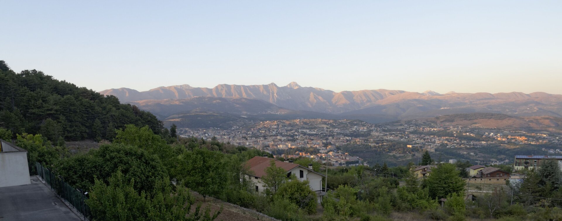 Panorama di L'Aquila con il Gran Sasso