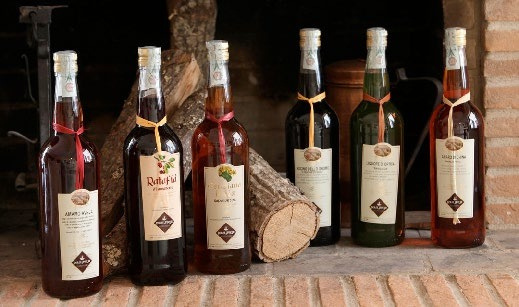 Bottiglie di liquori Aveja sul camino di pietra