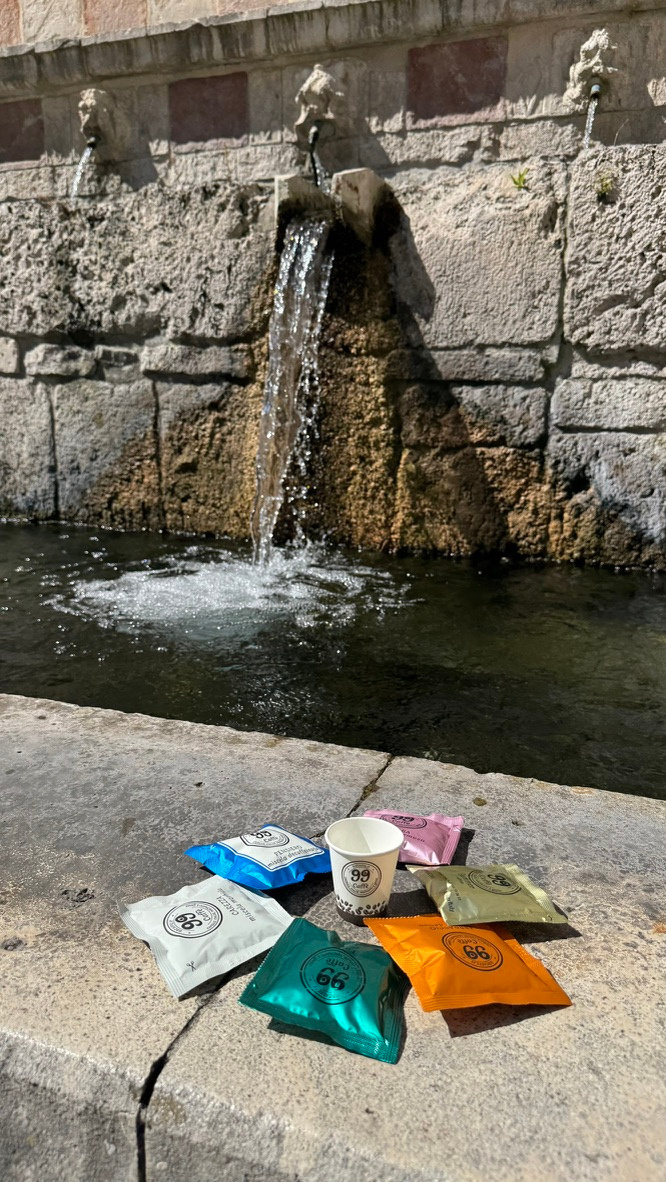 Le miscele 99 Caff&egrave; davanti alla Fontana delle 99 Cannelle a L'Aquila