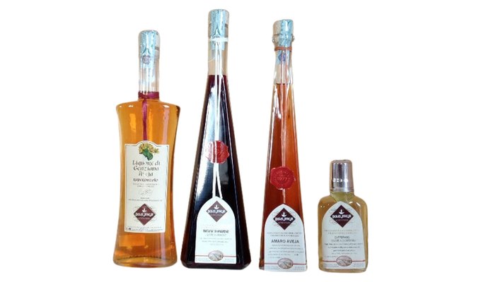 Bottiglie di genziana, ratafia di amarene, amaro e zafferano Dolci Aveja